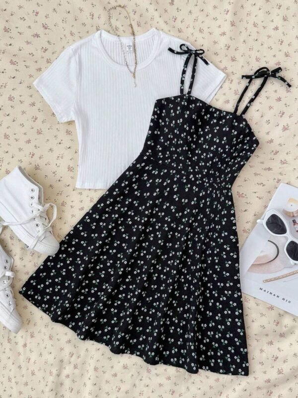 Camiseta corta ajustada de punto blanca y vestido de tirantes con flores