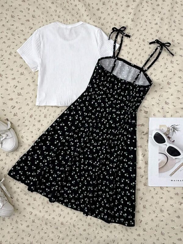 Camiseta corta ajustada de punto blanca y vestido de tirantes con flores - Imagen 2