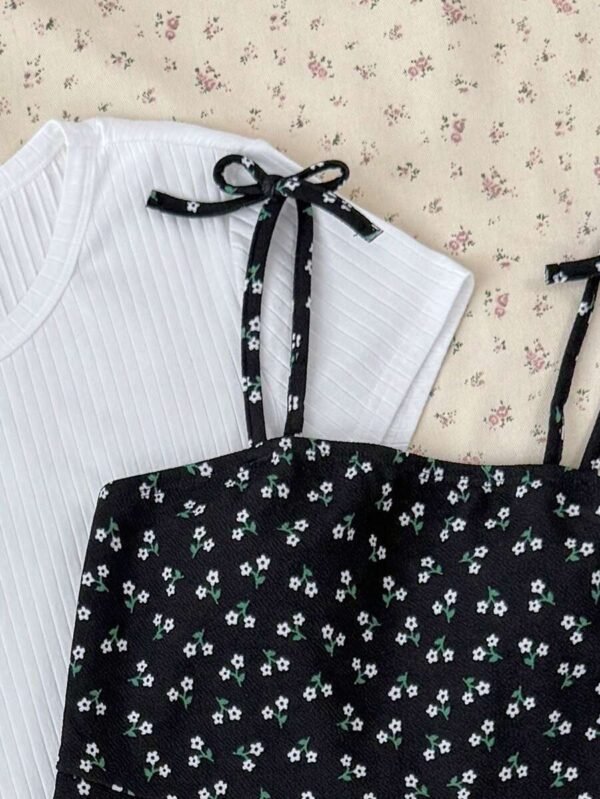 Camiseta corta ajustada de punto blanca y vestido de tirantes con flores - Imagen 3