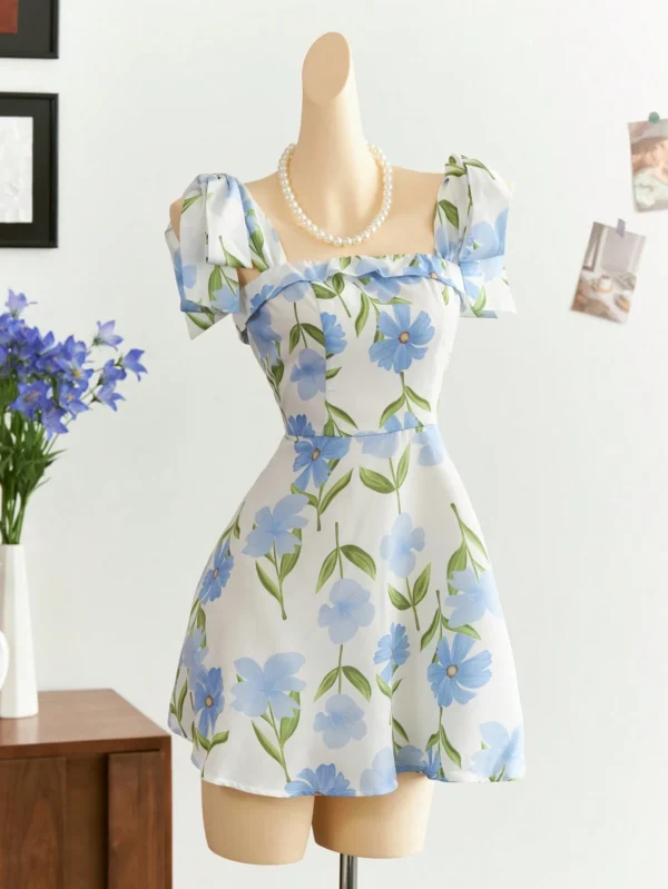 Vestido corto de línea A con estampado floral y cintura con lazada