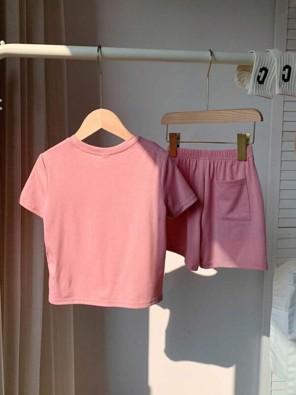 Camiseta De Cuello Redondo Con Bloques De Color Y Shorts Con Impresión De Letras - Imagen 2