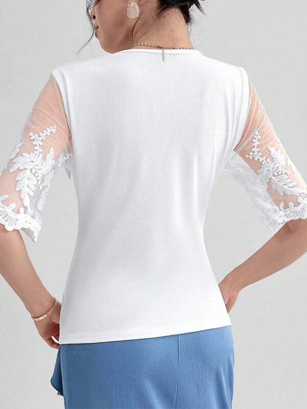 Blusa con cuello asimétrico, parches de malla y mangas cortas - Imagen 2