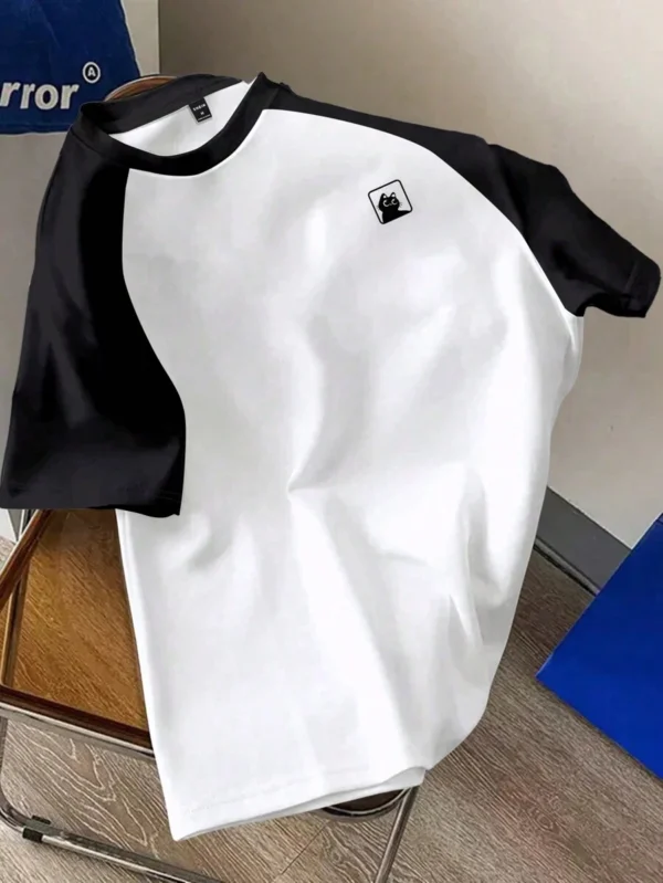 Camiseta de manga corta tipo raglan con parches en negro y blanco y gráfico