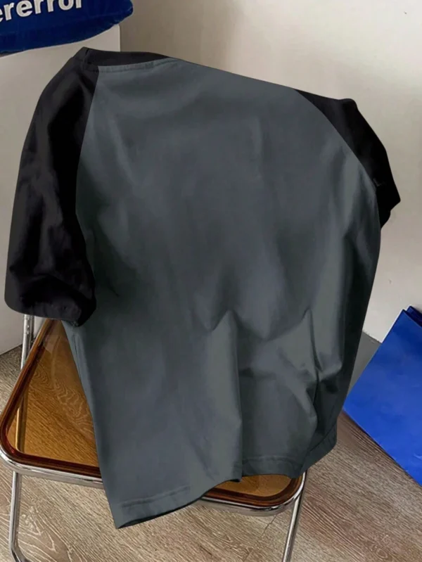 Camiseta de manga corta tipo raglan con parches en negro y blanco y gráfico - Imagen 3