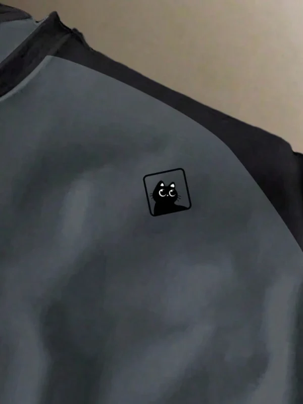 Camiseta de manga corta tipo raglan con parches en negro y blanco y gráfico - Imagen 2