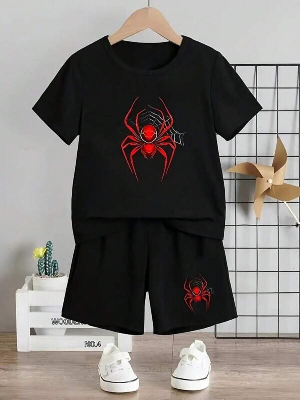 camiseta de manga corta con cuello con estampado de araña, y pantalones cortos