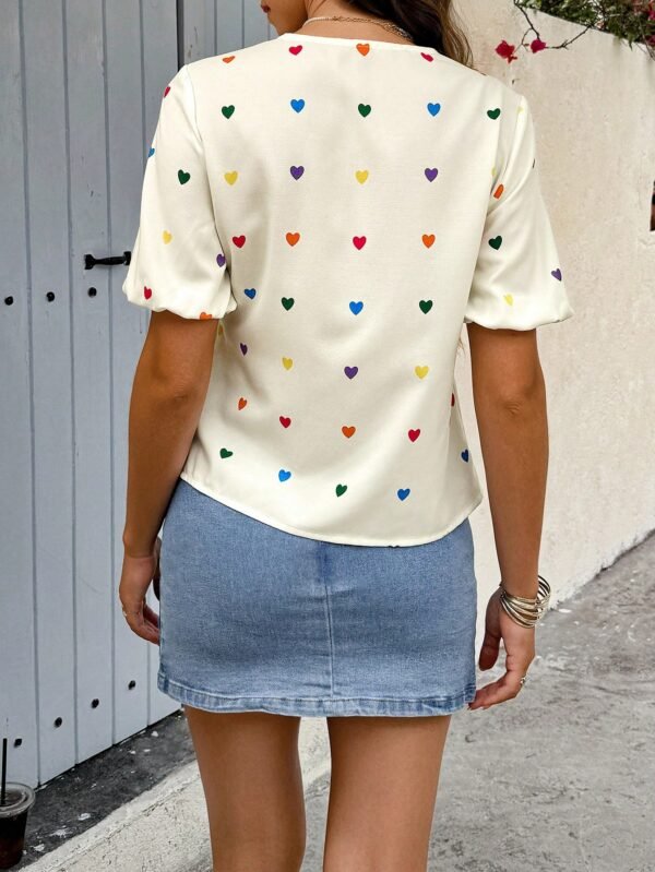 Blusa ceñida a la cintura con estampado de corazones coloridos - Imagen 2