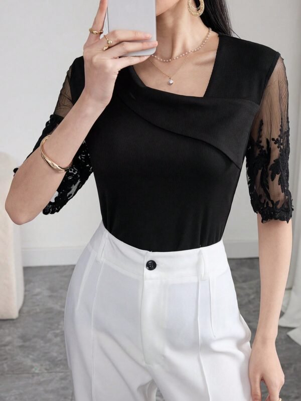 Blusa con cuello asimétrico, parches de malla y mangas cortas - Imagen 3