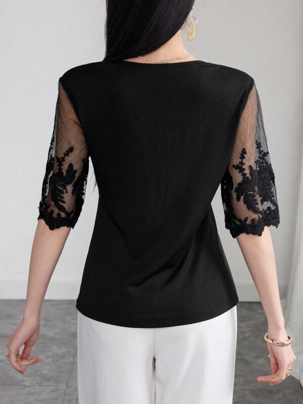 Blusa con cuello asimétrico, parches de malla y mangas cortas - Imagen 2