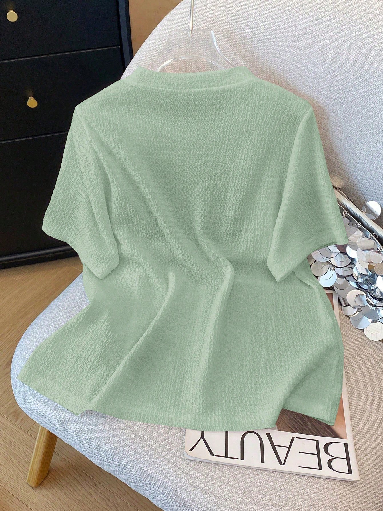 Camiseta de manga corta con cuello redondo elegante - Imagen 2