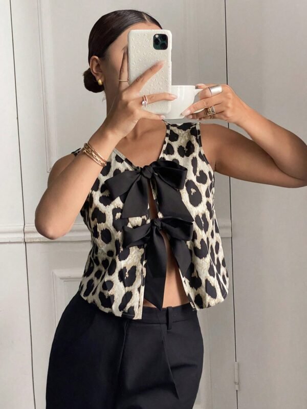 Camisa casual sin mangas con nudo delantero y estampado de leopardo