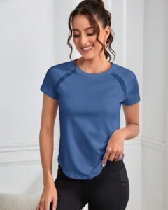 Camiseta deportiva ajustada de manga raglán sólida