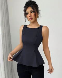 Blusa tipo peplum con cintura ceñida y decoración de botones elegante