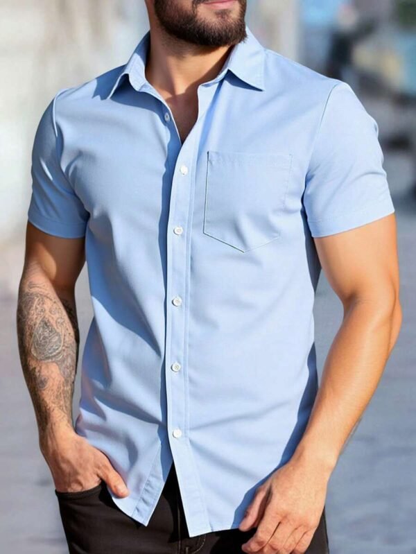 Camisa casual de manga corta de un solo pecho y bolsillo de color liso
