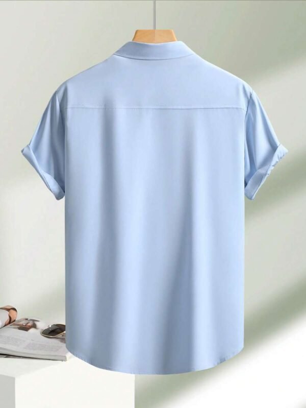 Camisa casual de manga corta de un solo pecho y bolsillo de color liso - Imagen 2