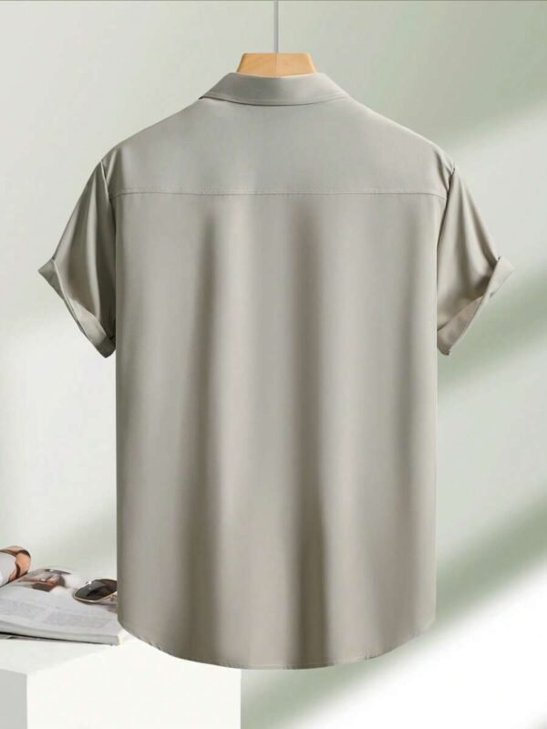 Camisa casual de manga corta de un solo pecho y bolsillo de color liso - Imagen 2