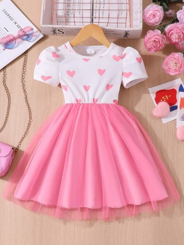 Vestido de malla de manga corta con estampado de corazón