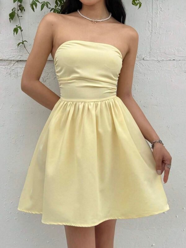 Vestido amarillo sin mangas con pliegues en los costados y la espalda - Imagen 3
