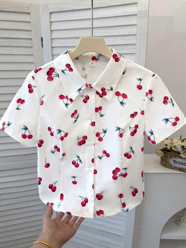 Camisa de manga corta ajustada informal con cuello vuelto y estampado de cerezas