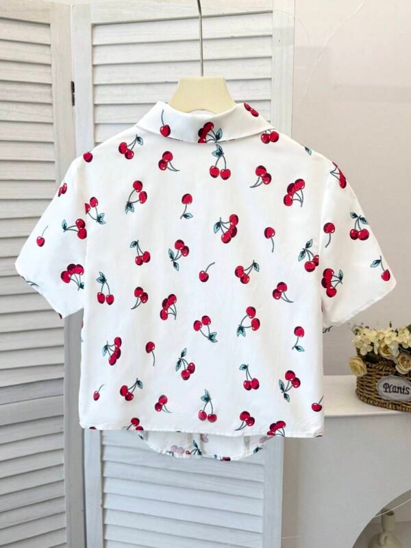 Camisa de manga corta ajustada informal con cuello vuelto y estampado de cerezas - Imagen 2