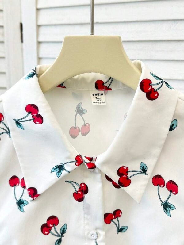 Camisa de manga corta ajustada informal con cuello vuelto y estampado de cerezas - Imagen 3