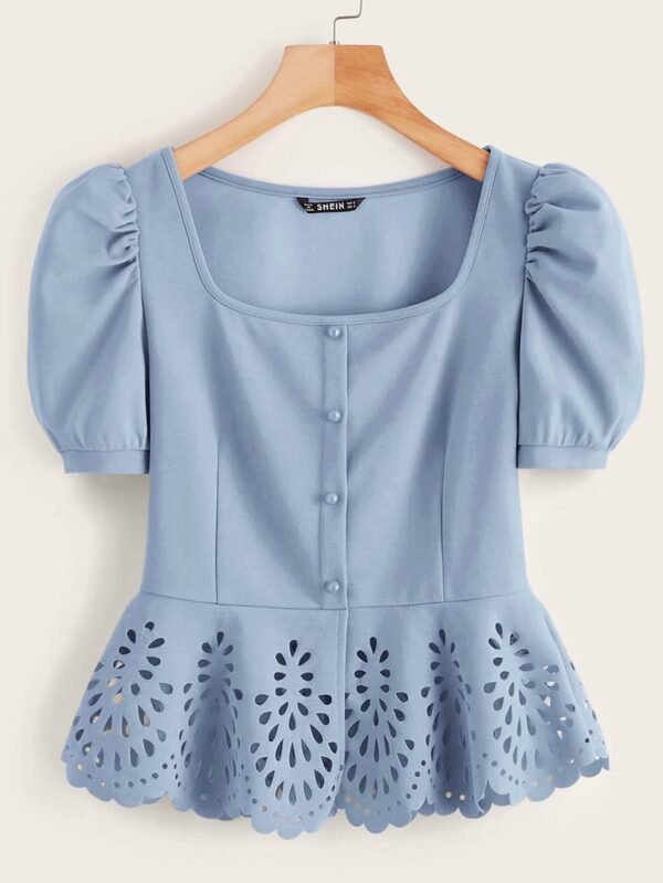 Blusa peplum con botón delantero con abertura láser