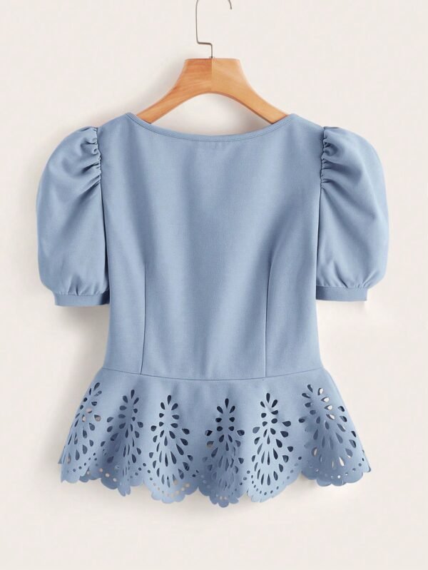 Blusa peplum con botón delantero con abertura láser - Imagen 2