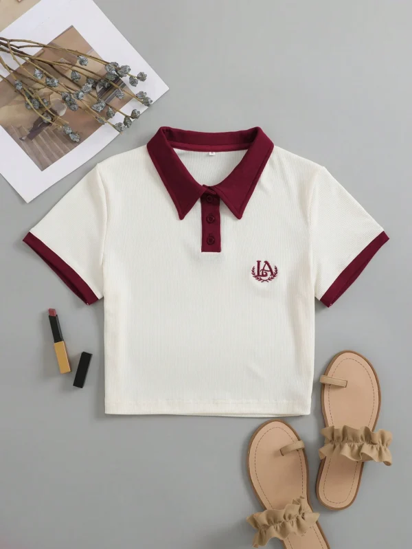 Camiseta gráfica de mujer con cuello de polo, adorno de contraste bordado