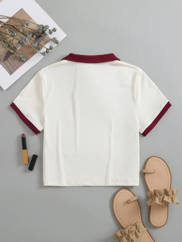 Camiseta gráfica de mujer con cuello de polo, adorno de contraste bordado - Imagen 2