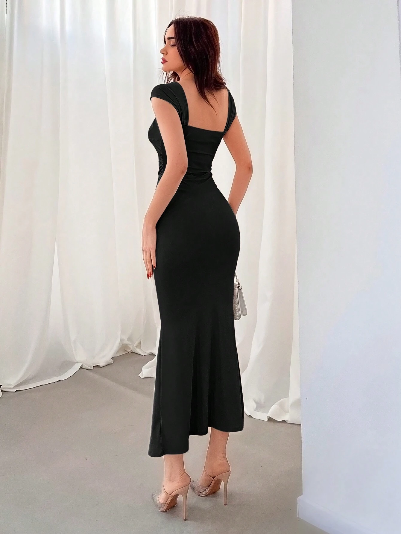 Vestido de diseño simple y con pliegues en unicolor - Imagen 2