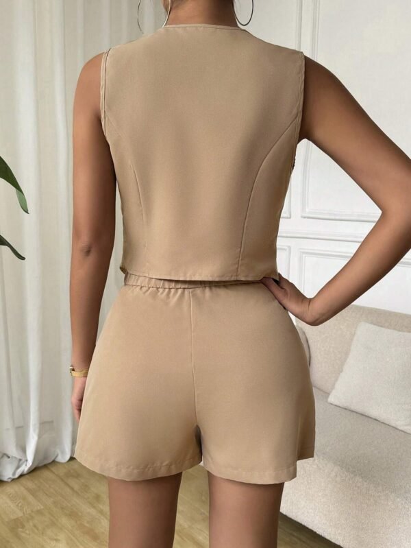 Conjunto de 2 piezas con chaleco con botones y pantalones cortos con detalles plisados - Imagen 2