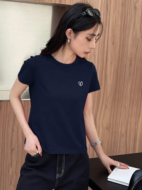 Camiseta de mujer de cuello redondo y manga corta con bordado de letra - Imagen 3