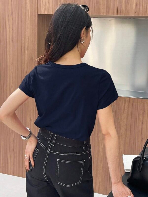 Camiseta de mujer de cuello redondo y manga corta con bordado de letra - Imagen 2