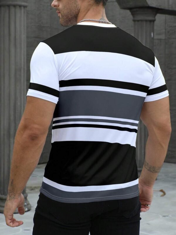 Camiseta casual de manga corta de cuello redondo con estampado de rayas - Imagen 2