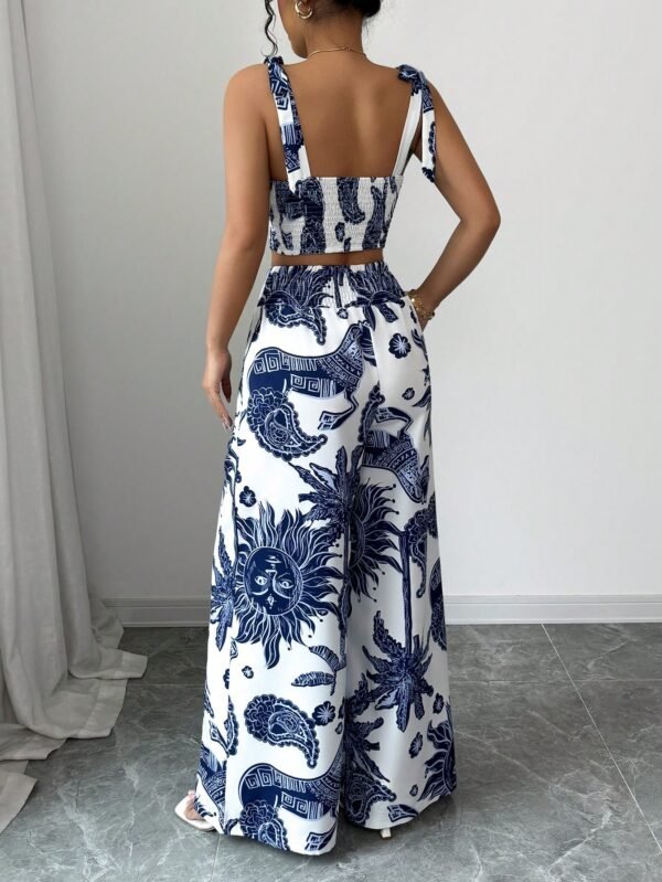 Top corto con tirantes estampado en azul y blanco con pantalón recto de cintura anudada - Imagen 2