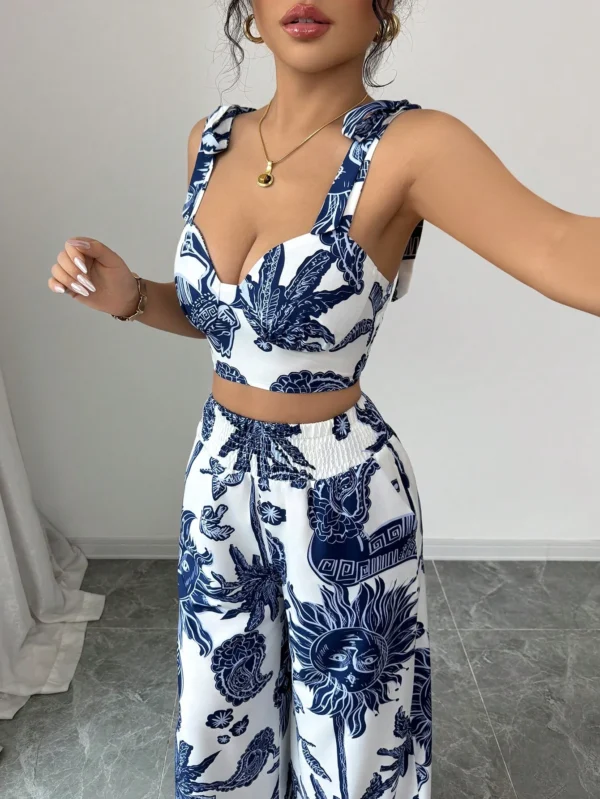 Top corto con tirantes estampado en azul y blanco con pantalón recto de cintura anudada - Imagen 3