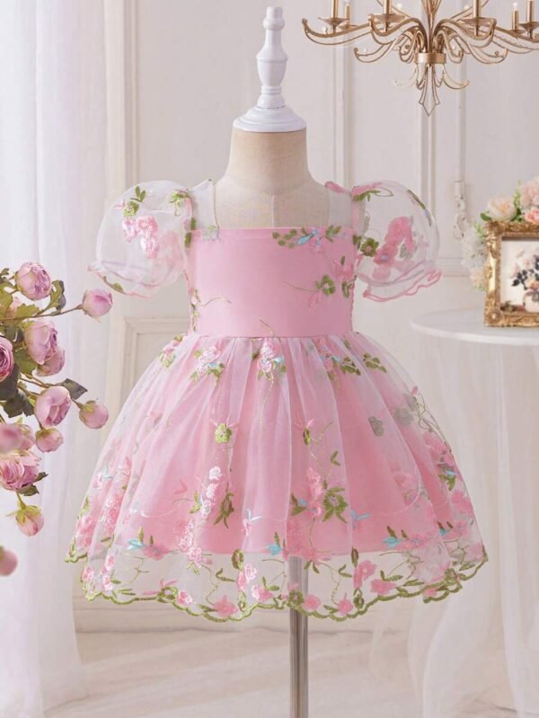 Vestido rosa de manga abullonada y malla con estampado floral