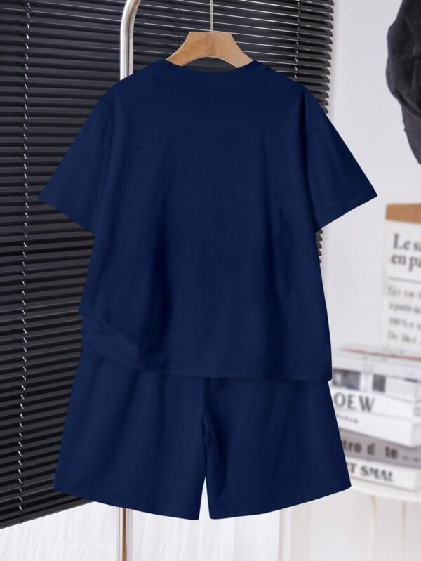 Camiseta de manga corta con cuello redondo y pantalones cortos a rayas - Imagen 2