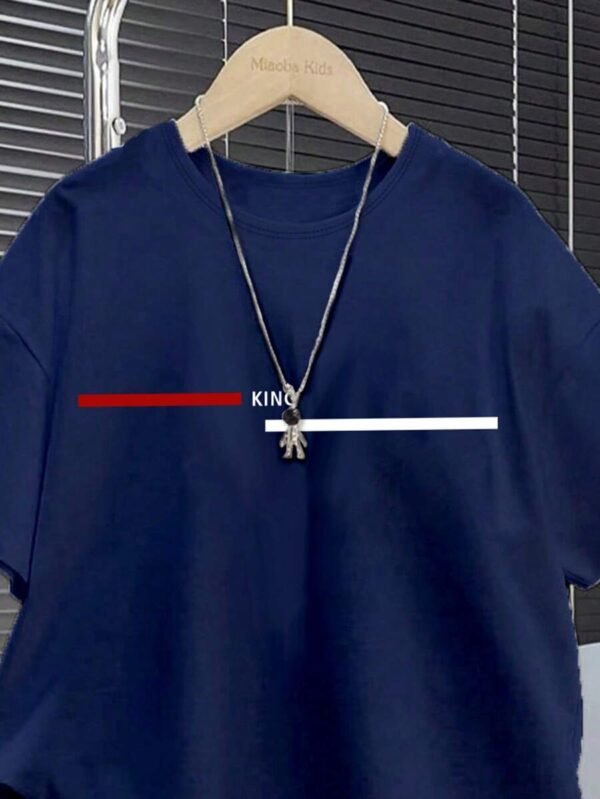 Camiseta de manga corta con cuello redondo y pantalones cortos a rayas - Imagen 3