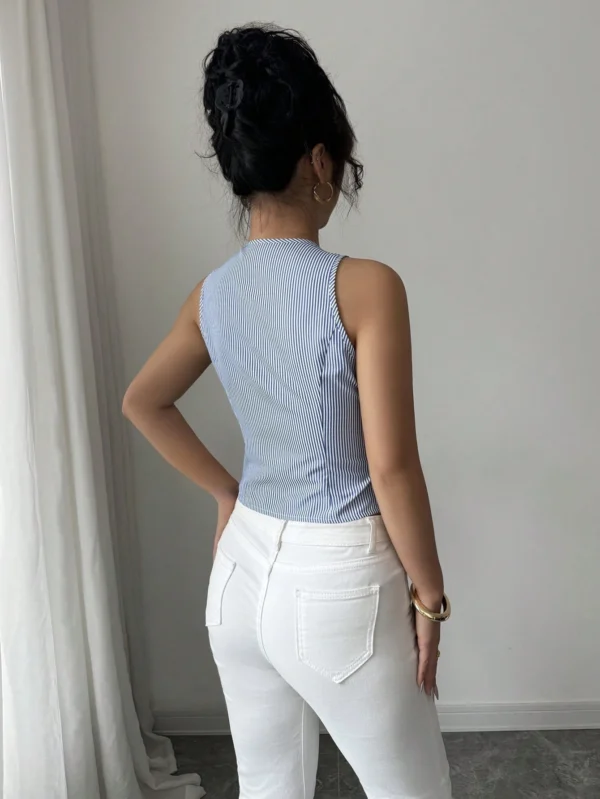 Camiseta de tirantes de mujer minimalista y de rayas con cuello en V - Imagen 2