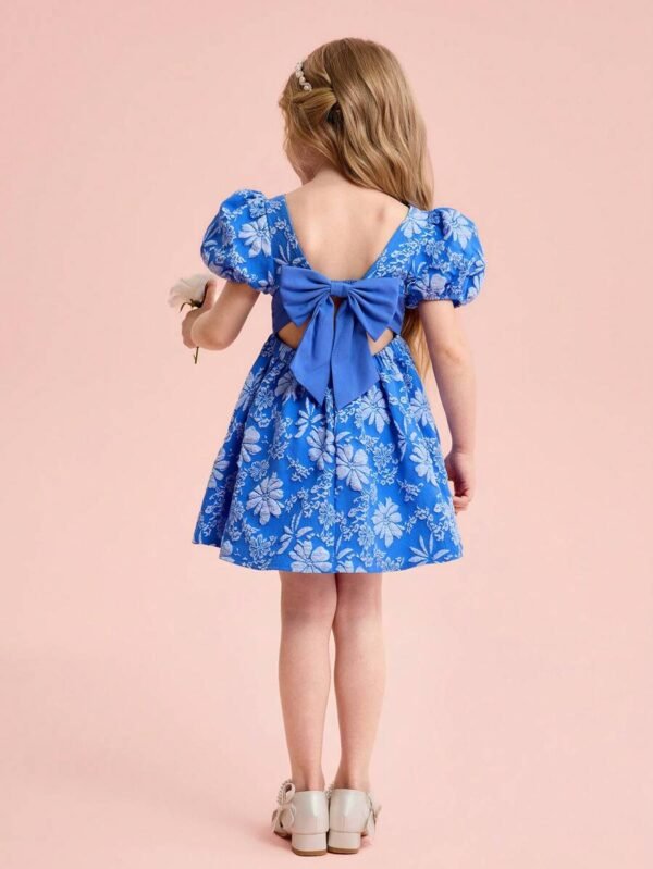 Vestido azul sin mangas de niña joven con gran lazo decorativo - Imagen 2