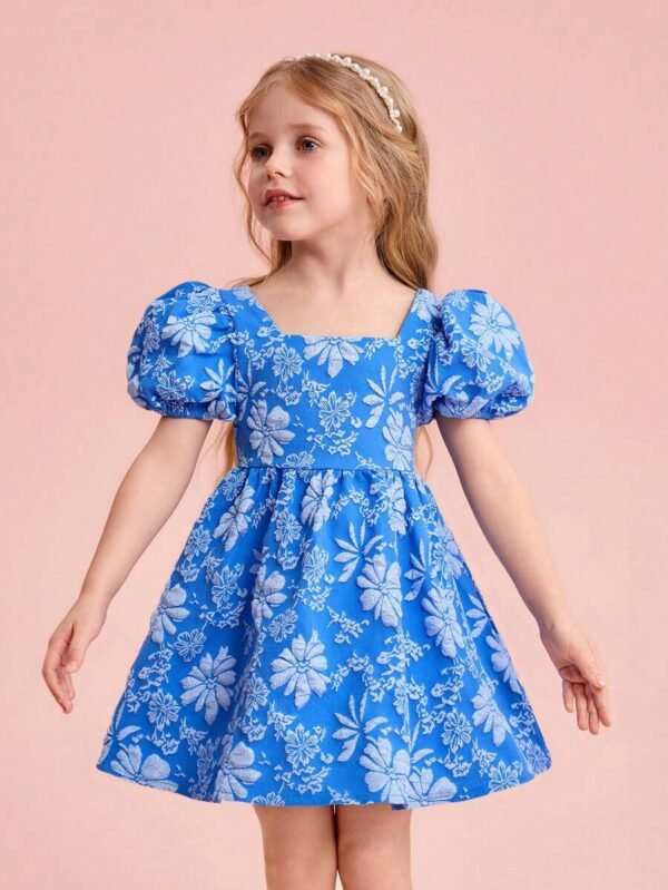 Vestido azul sin mangas de niña joven con gran lazo decorativo
