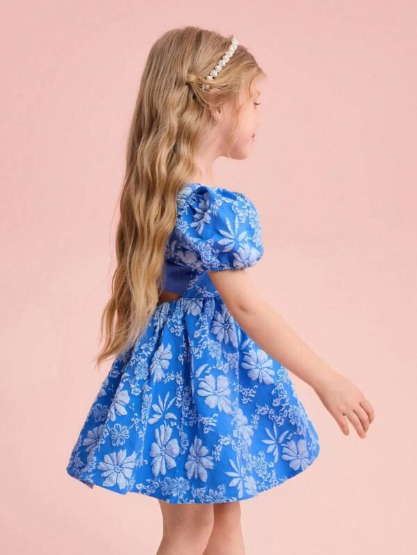 Vestido azul sin mangas de niña joven con gran lazo decorativo - Imagen 3