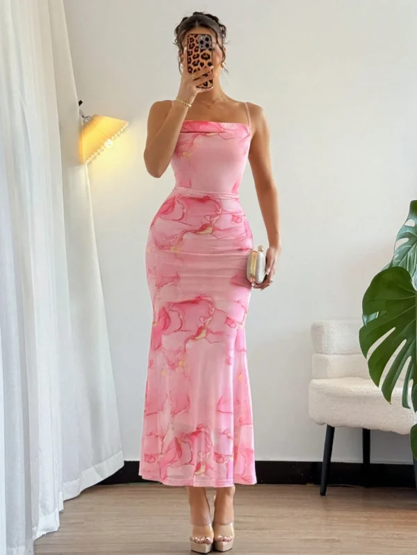 Vestido elegante de escote drapeado, tirantes finos, hombros abiertos