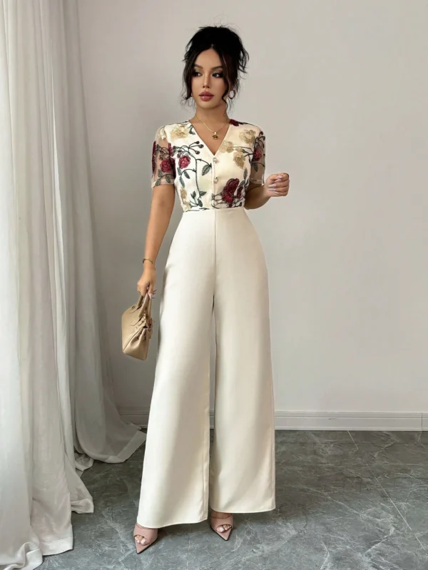 Mono elegante de mujer con cintura recogida, botones y bordado de malla