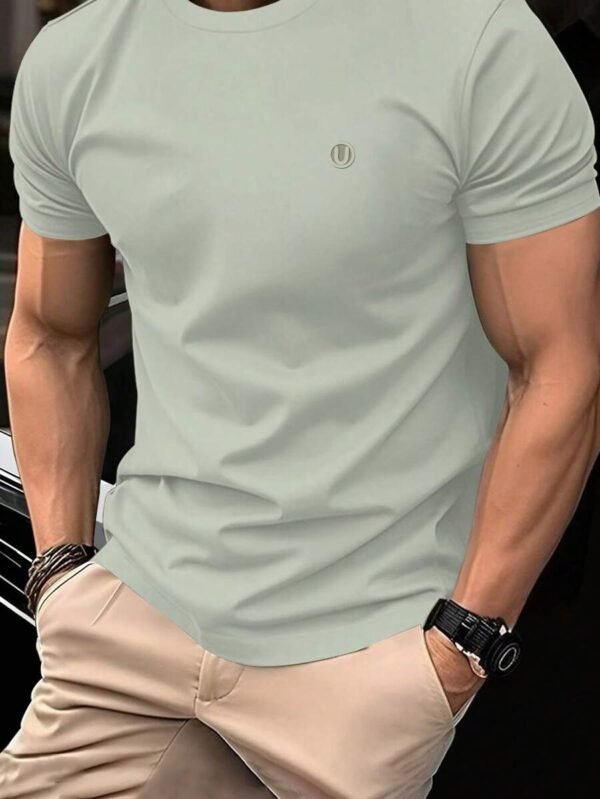 Camiseta de manga corta de cuello redondo con parche gráfico