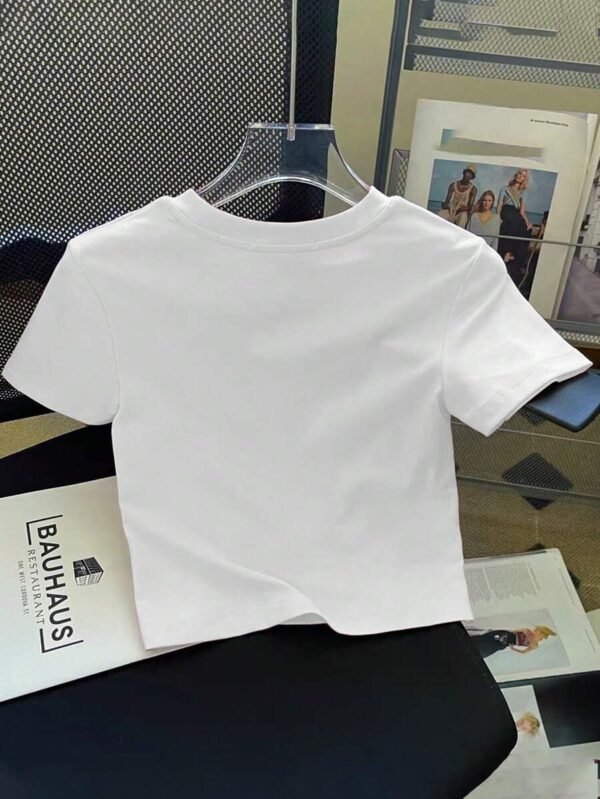 Camiseta ajustada de cuello redondo con estampado de perrito rosa - Imagen 2