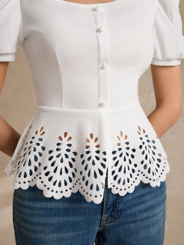 Blusa peplum con botón delantero con abertura láser - Imagen 3