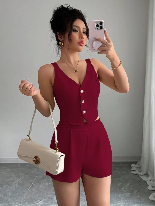Blusa top con abertura y botones delanteros  Y pantalones cortos
