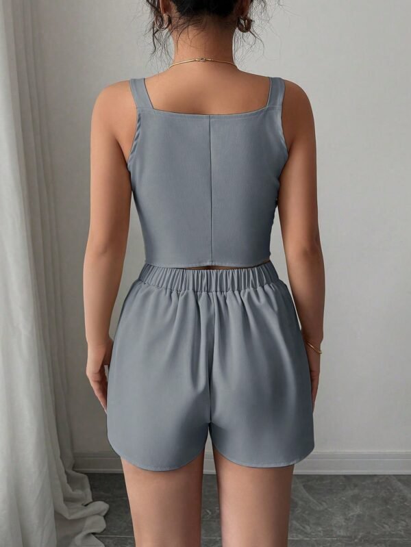 Blusa top con abertura y botones delanteros  Y pantalones cortos - Imagen 2
